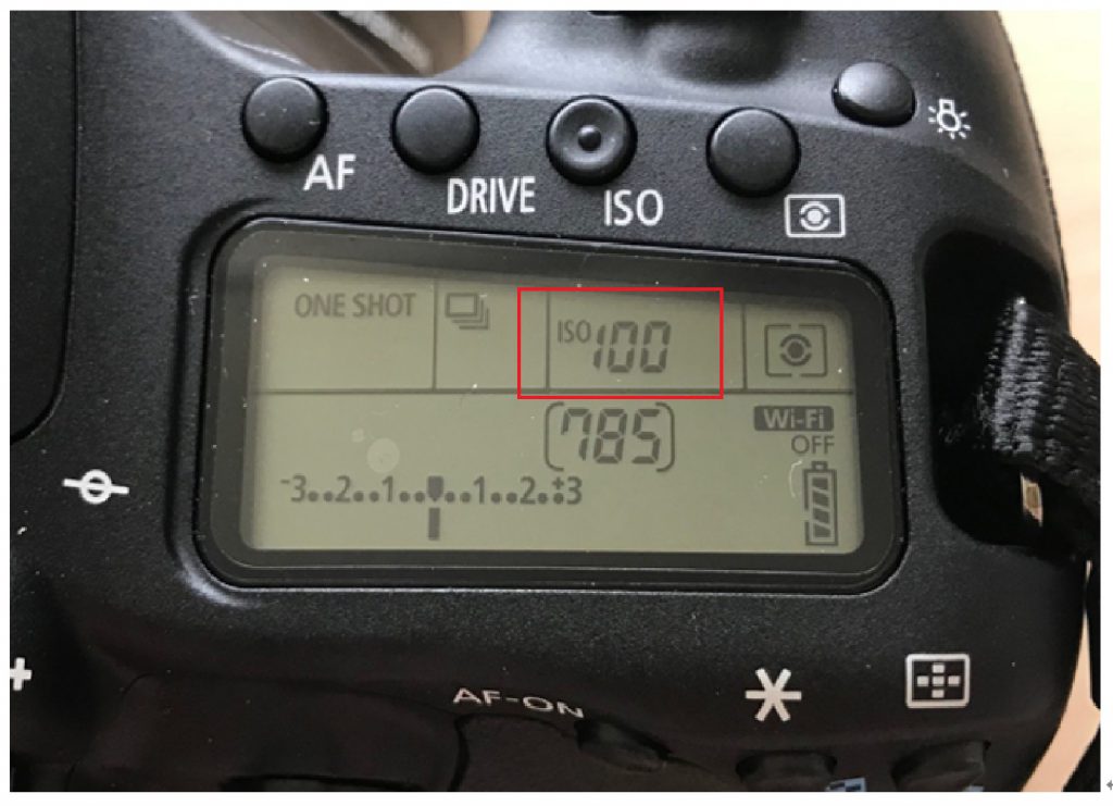 ISO感度100という数値が表示されている写真